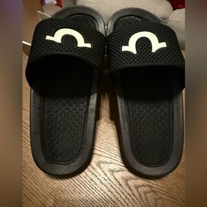 NWOT True Religion Women's Slides with White Logo